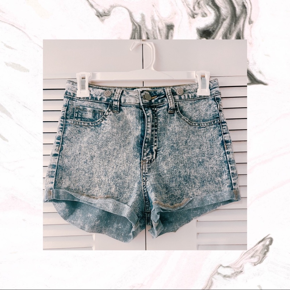 Médium wash high waisted jean shorts.